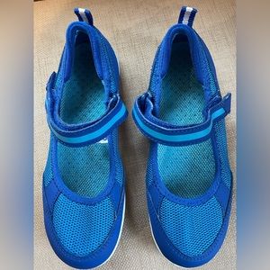 Girls 13 Lands End summer camp water shoes